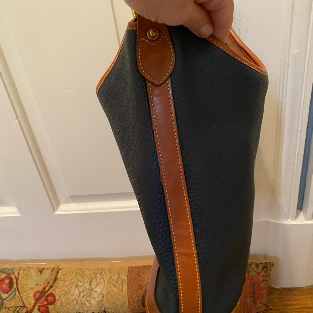 Vintage Dooney and Bourke Pebbled Navy Leather Handbag. - Picture 5 of 7